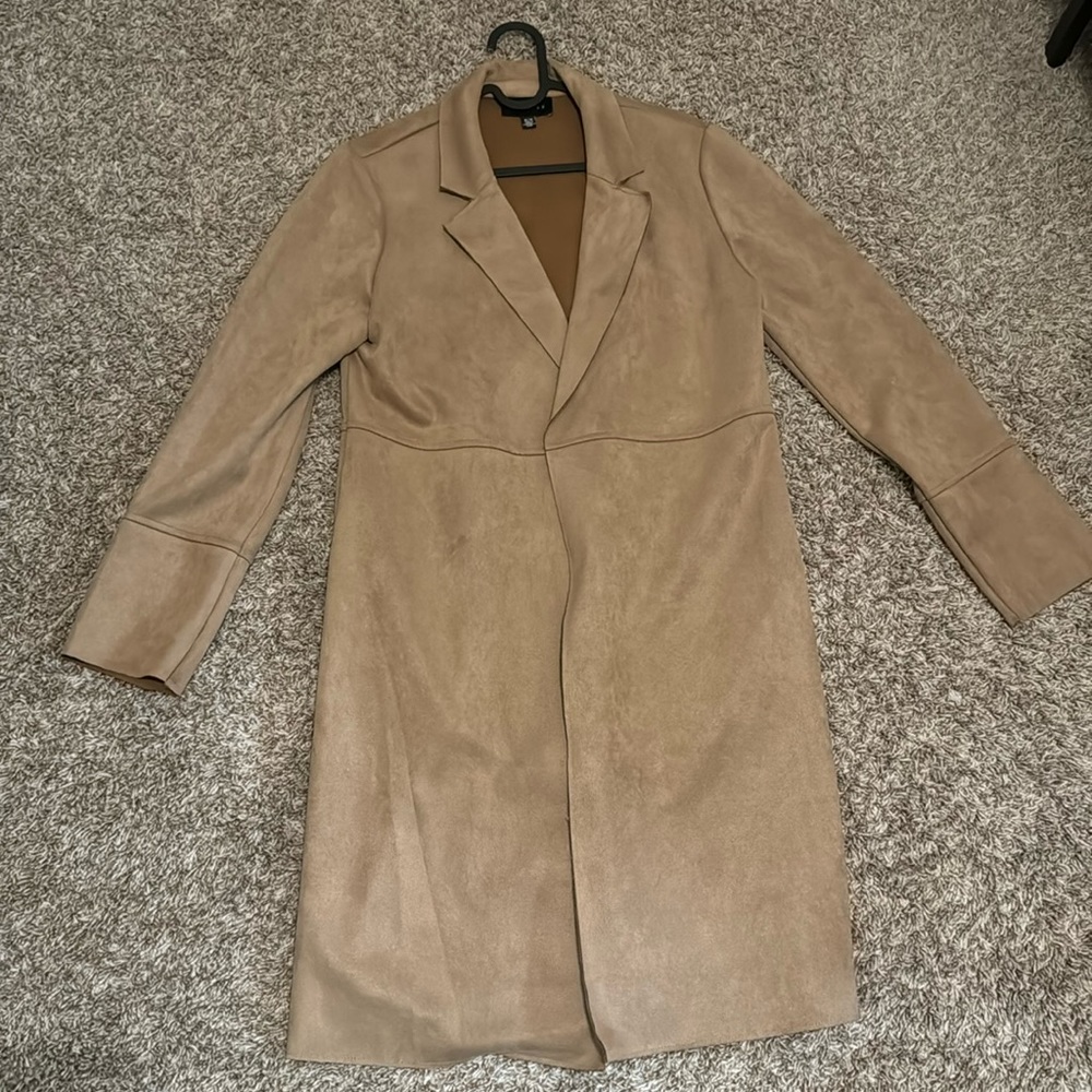 Beautiful Tan Trench Coat 🧥